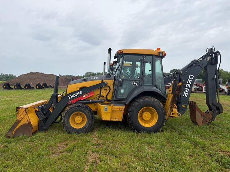 2021-john-deere-310-image-1