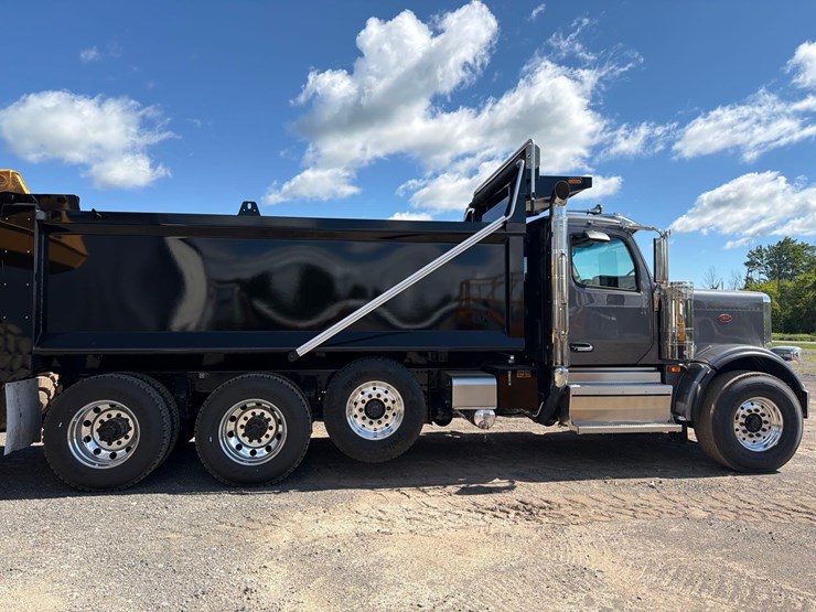 2026-peterbilt-589-image-3