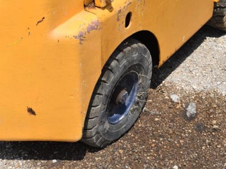 white-forklift-(not-running)-(serial-#-not-found)-(showing-appx-1,745-hours-image-7