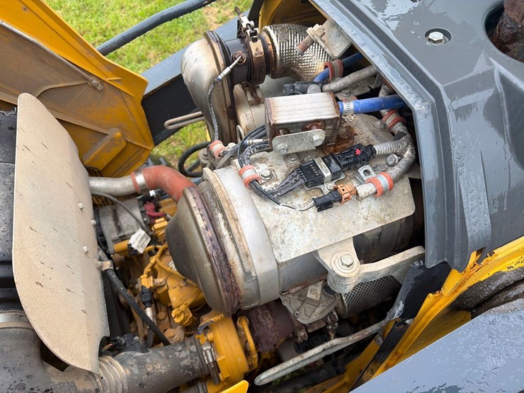 2021-john-deere-310-image-16