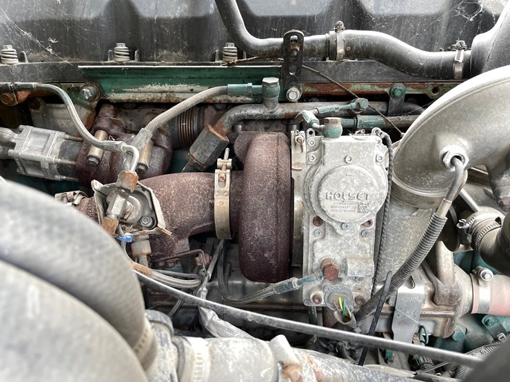 2011-volvo-10-image-34