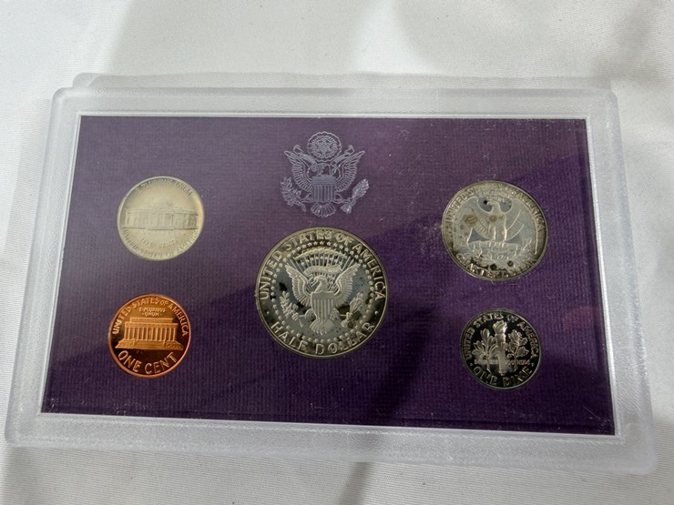 #40044-•-(10)-u.s.-mint-coinsets-from-1980's-image-39