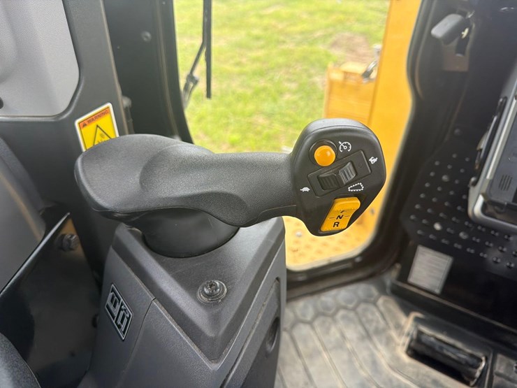 2026-caterpillar-d6-image-24