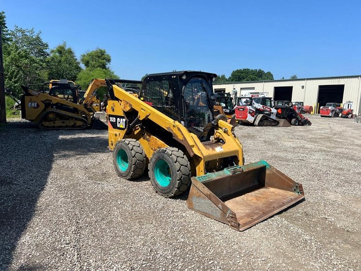 2018-caterpillar-262d-image-8
