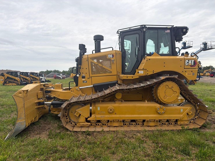 2026-caterpillar-d6-image-1