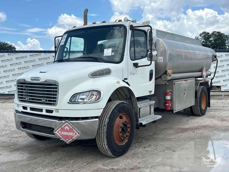 2009-freightliner-m2-106-image-1