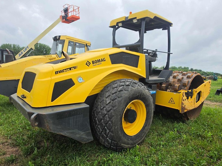 2018-bomag-bw211d-5-image-3