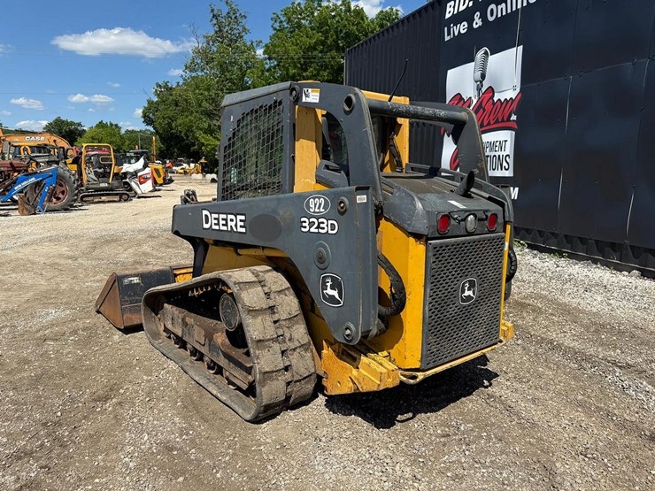 deere-323d-image-2