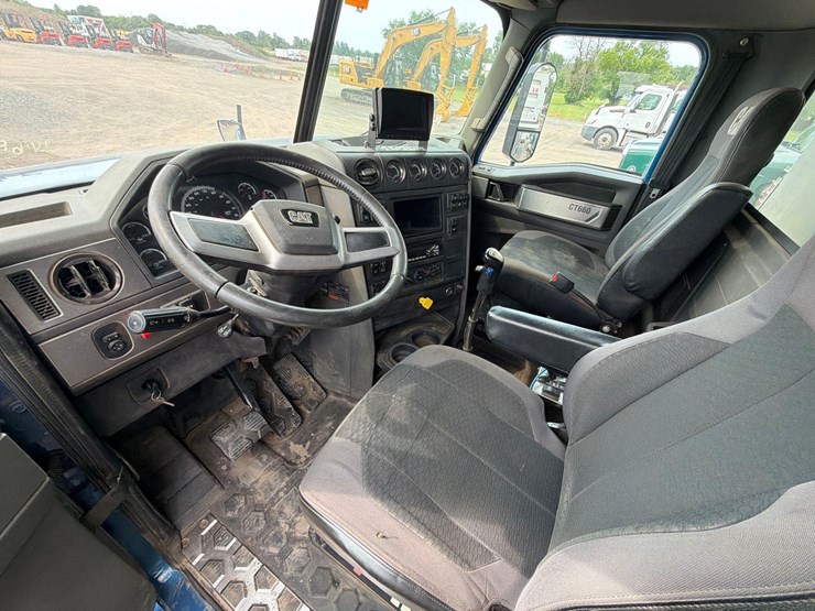 2015-caterpillar-ct660l-image-18