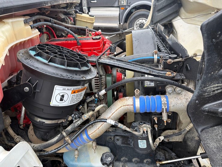 2015-freightliner-m2-106-image-14