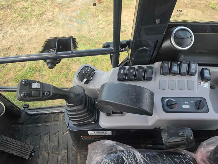 2026-kubota-r640-image-17