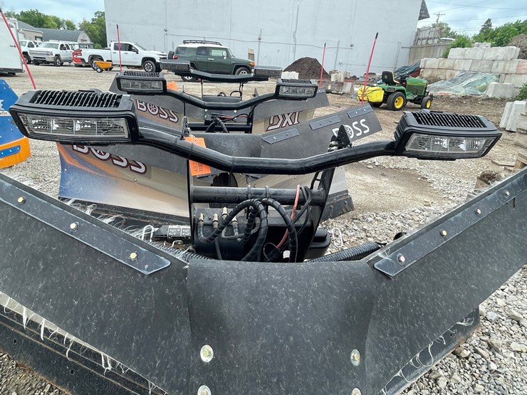 #4872-•-2024-boss-9'2"-stainless-dxt-v-plow-image-4