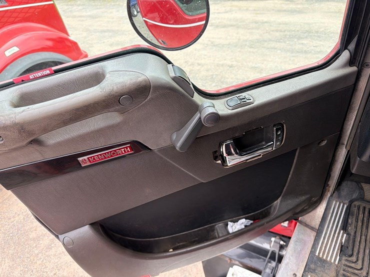 2013-kenworth-t880-image-21