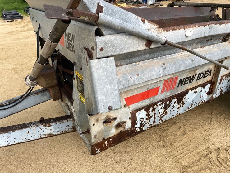 #403-•-new-idea-manure-spreader-image-11