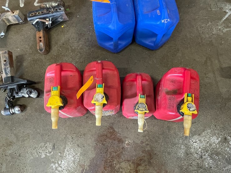#7928-•-(4)-no-spill-plastic-gas-cans-image-4
