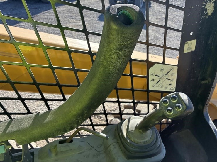 2015-caterpillar-262d-image-25