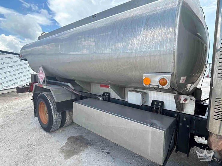 2009-freightliner-m2-106-image-13