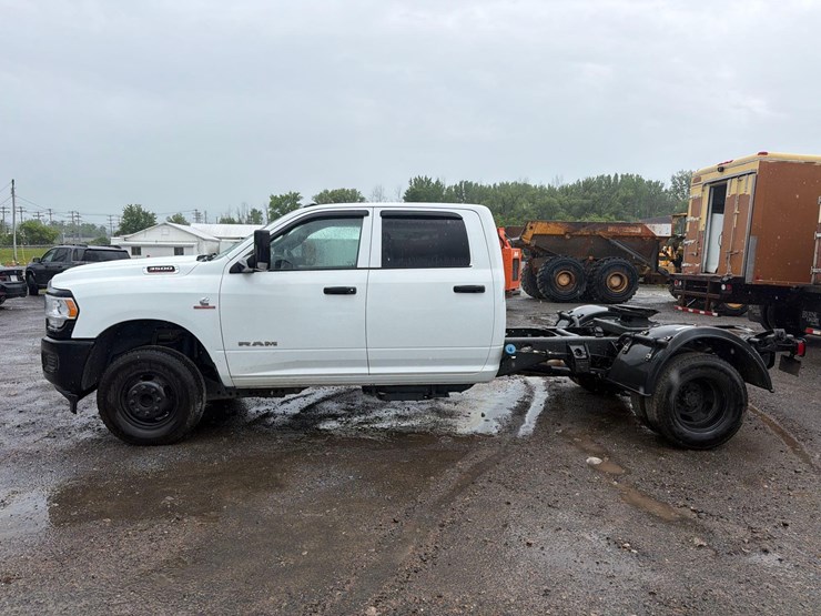 2022-dodge-3500-image-1