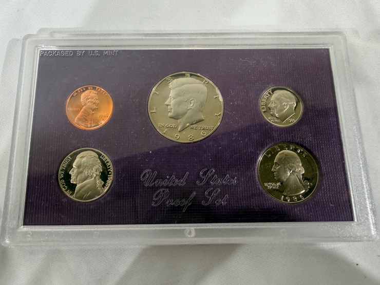 #40044-•-(10)-u.s.-mint-coinsets-from-1980's-image-34