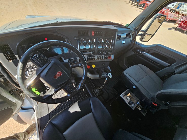 2022-kenworth-t880-image-13