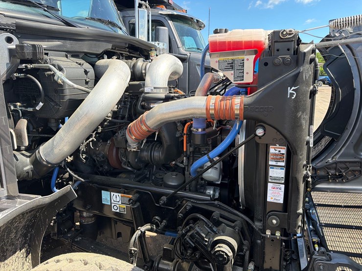 2026-peterbilt-589-image-14