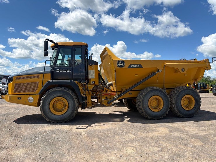 2023-deere-260e-image-1