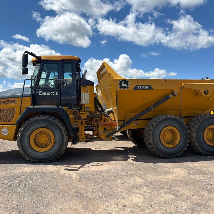 2023 DEERE 260E