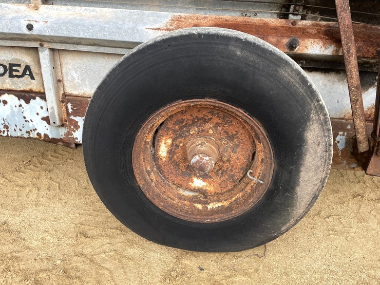 #403-•-new-idea-manure-spreader-image-39