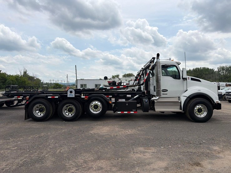 2025-kenworth-t880-image-3