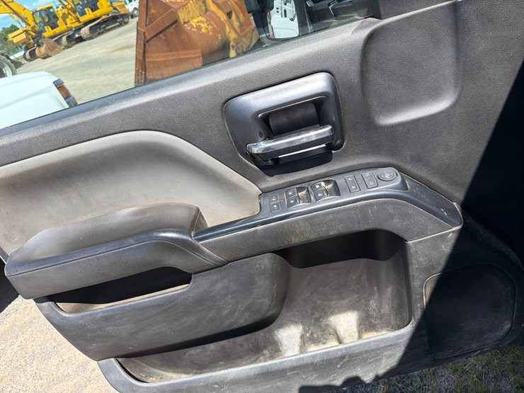 2016-chevrolet-3500-image-26