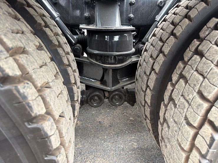 2025-kenworth-t880-image-9
