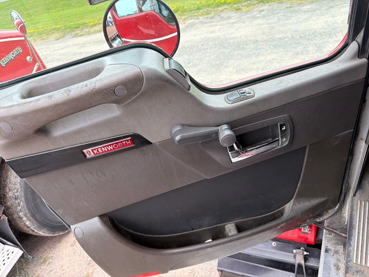 2013-kenworth-t880-image-23