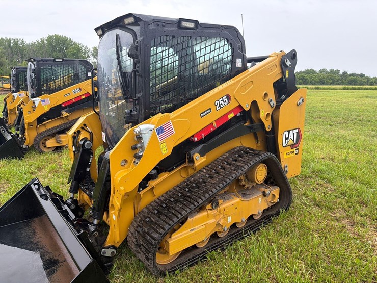 2026-caterpillar-255-image-3