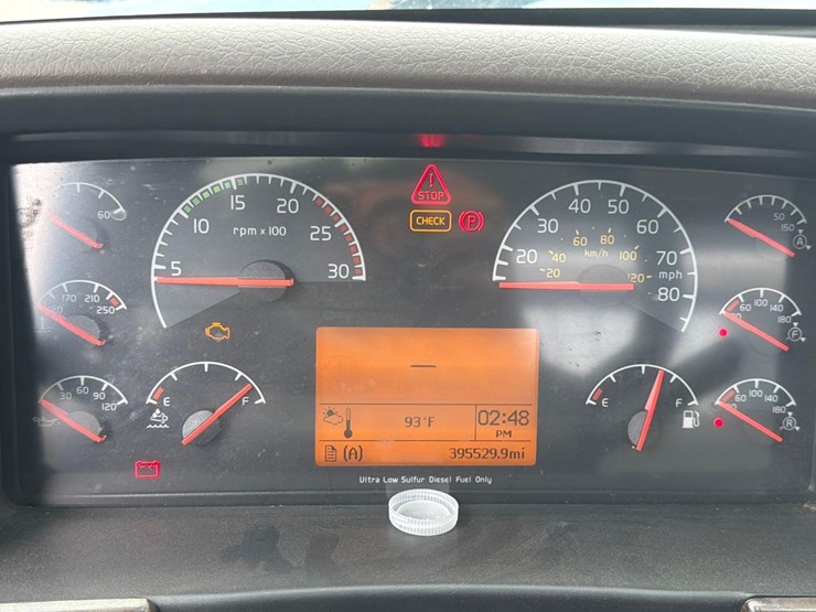 2012-volvo-vhd64-image-19