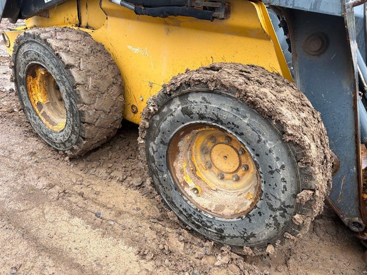 deere-326e-image-10