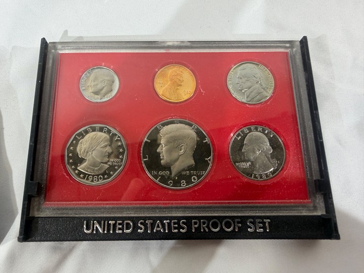#40044-•-(10)-u.s.-mint-coinsets-from-1980's-image-14