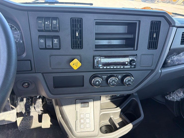2027-peterbilt-536-image-32