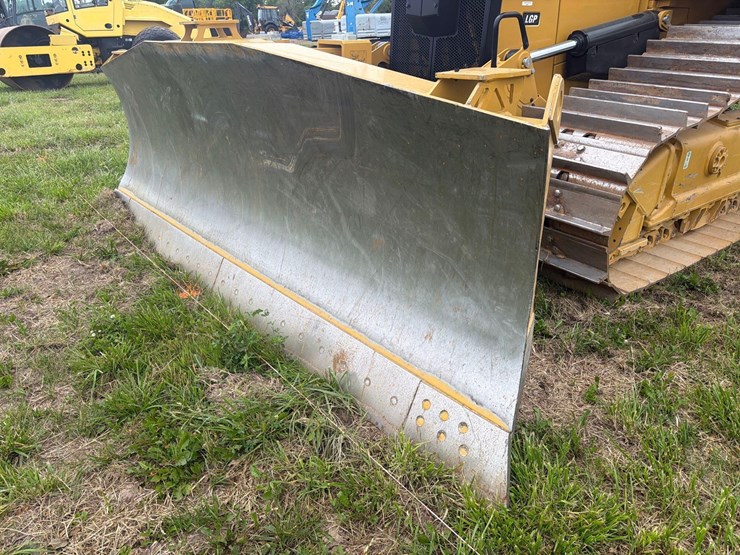 2026-caterpillar-d6-image-18