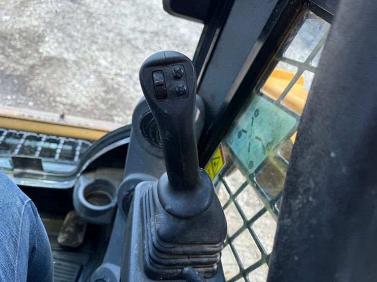 2019-caterpillar-239d3-image-22