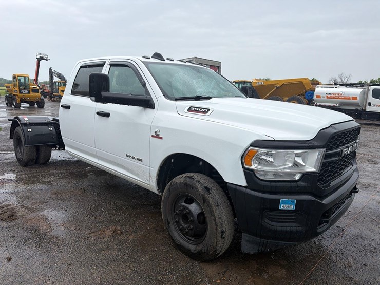 2022-dodge-3500-image-3