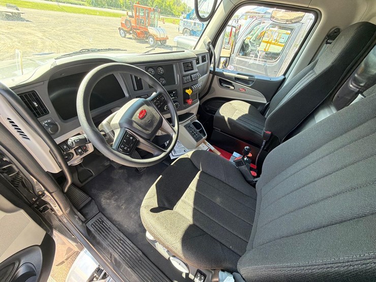 2026-peterbilt-567-image-21