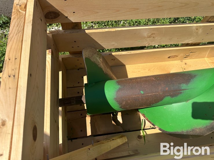 john-deere-x9-combine-unloading-auger-image-16