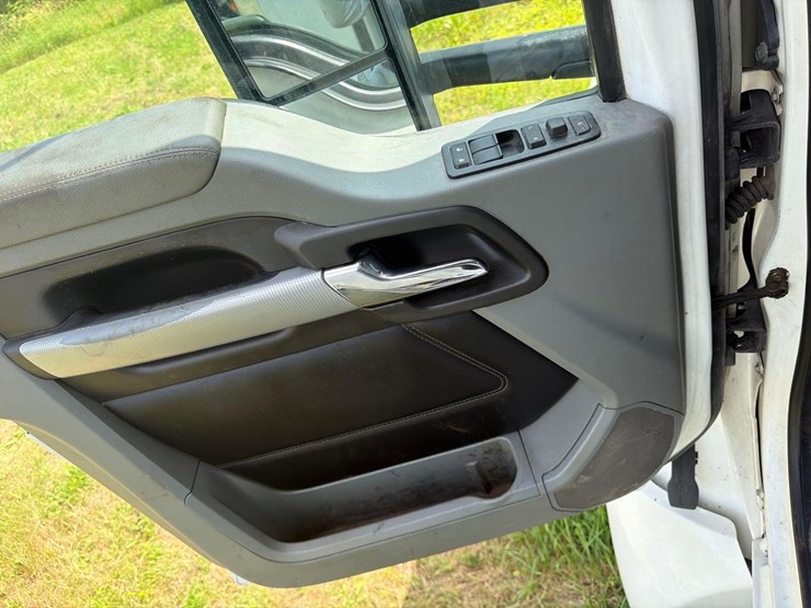 2021-kenworth-t880-image-21