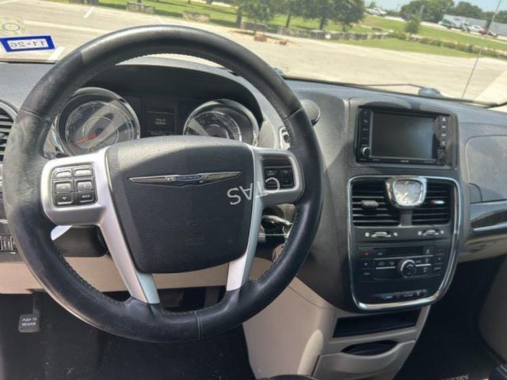 2014-chrysler-town-&-country-image-13
