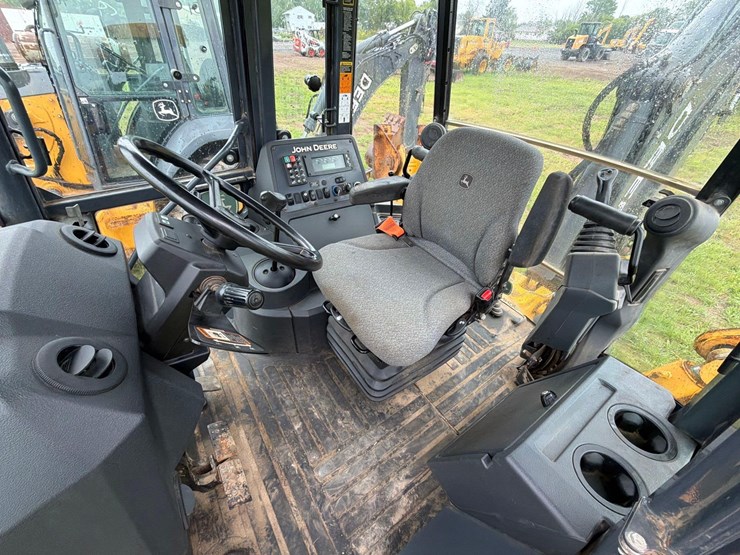2021-john-deere-310-image-19