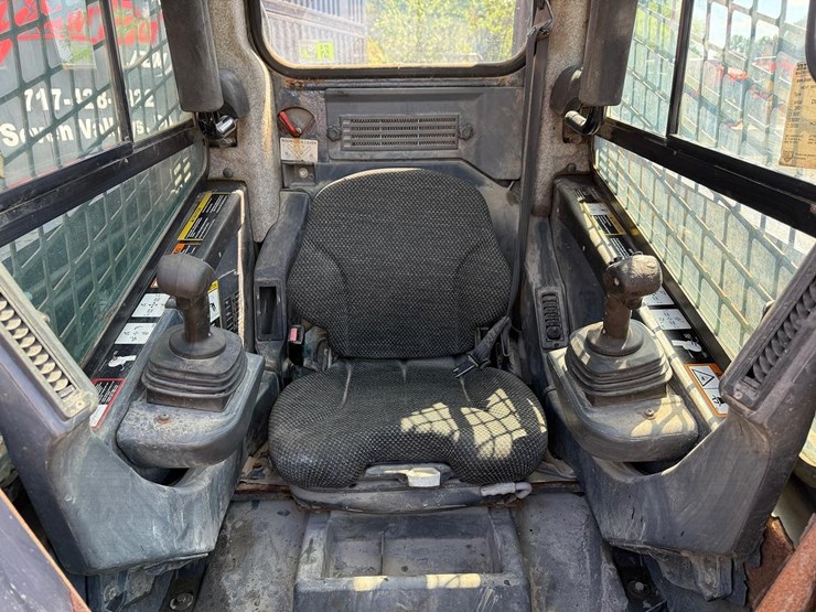 deere-323d-image-19