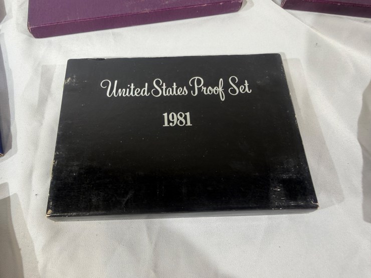 #40044-•-(10)-u.s.-mint-coinsets-from-1980's-image-9