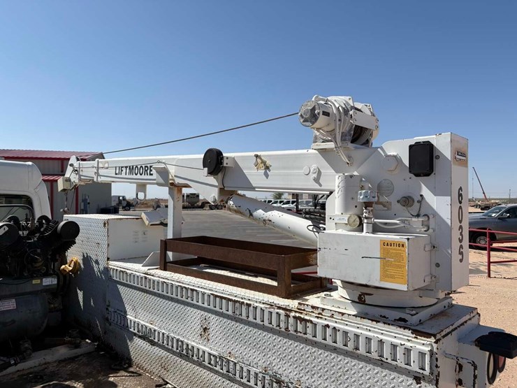 2012-freightliner-m2-106-image-3