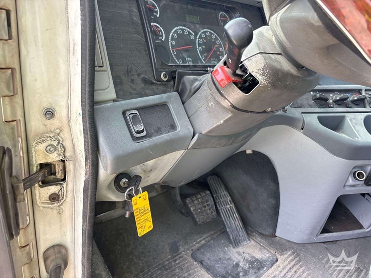 2007-freightliner-columbia-120-image-21