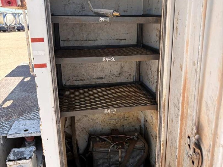 2012-freightliner-m2-106-image-5